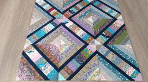 Простой, но оригинальный лоскутный блок! Можно даже скомбинировать ткани не сочетающихся расцветок!