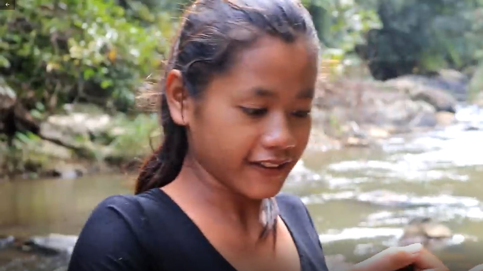 Девушка ловит рыбу и крабов. Приготовление еды. Выживание в дикой природе. #аутдорс