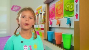 Настя учит детей помогать старшим