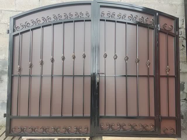 Ворота кованые M100K обшитые композитом.mp4