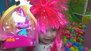 Настя на детской площадке ищет Игрушки из нового мульт