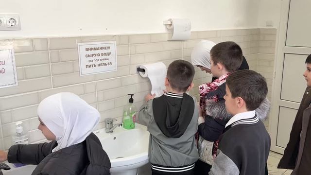 Глава города ознакомился с организацией учебного процесса и пообедал вместе с учениками