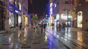 Турция Стамбул Ночная прогулка под дождем 4K