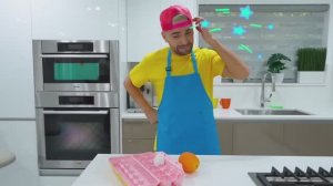 Дети готовят для дяди здоровую и вкусную еду