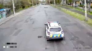 💥🏴FPV-дрон поражает патрульную машину украинских полицаев на улице Херсоне.