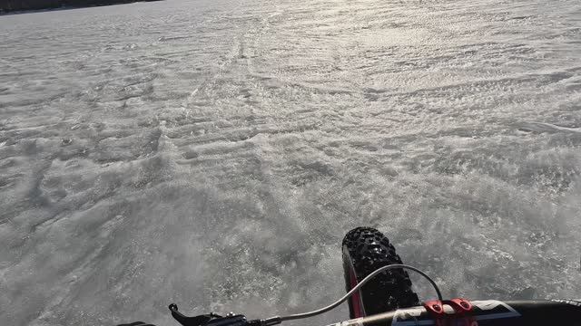 Пытаемся на фэтбайке прорваться в Солнечногорск по подтаявшему льду озера Сенеж.Увязли в боях.