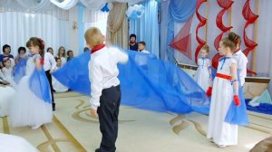 Красивый танец на выпускном в детском саду