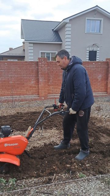 Готовим участок к посадке цветов.