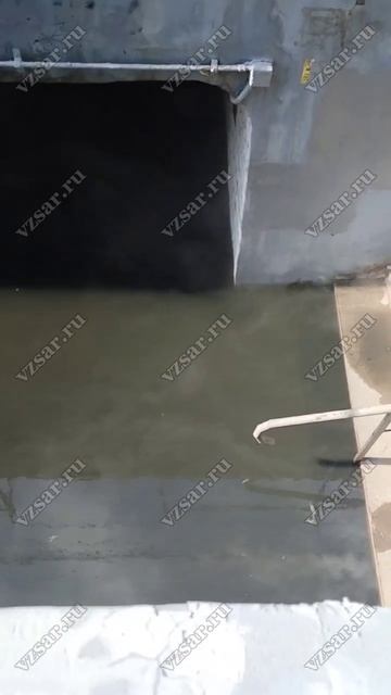 В Саратове около двух недель не могут устранить затопление подземного перехода