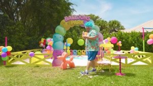 Настя веселится в парке воздушных шаров