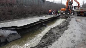 РЕМОНТ ПРОВАЛА НА СЕМАФОРНОЙ ЗАТЯГИВАЕТСЯ