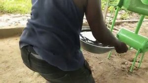 В Африке плавят пластик и делают дизель