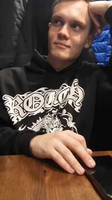 24 годика сидим в баре и смотрим мультики