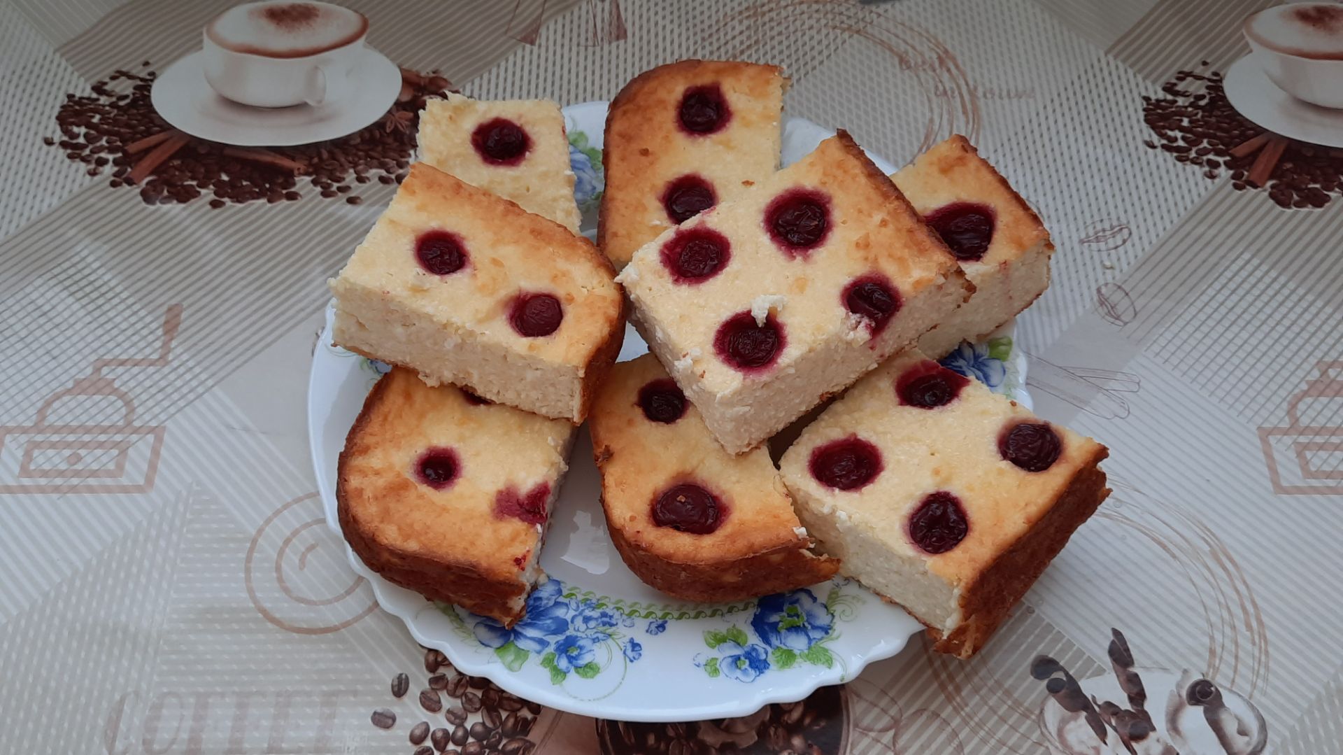 Творожная запеканка с замороженой вишней