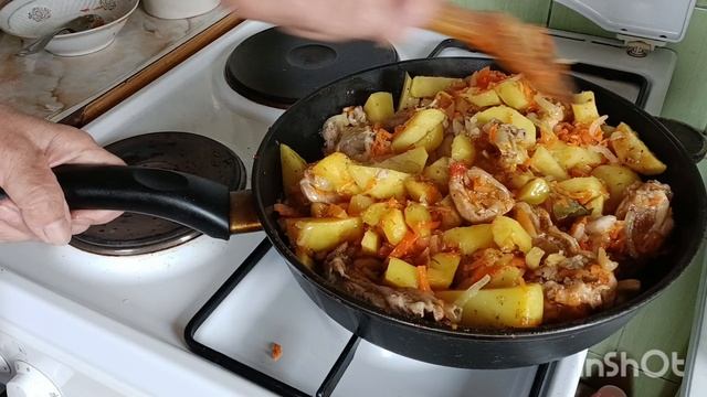 Приготовила ужин.Болит горло.