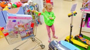 СОФУНЬЯ ШАЛУНЬЯ - СОФИЯ ХОЧЕТ НОВЫЙ САМОКАТ. МАМА ПРОТИВ ПАПЫ.