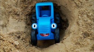 Поиграем в Синий Трактор - Трактор и подружка Мила играют в детской песочнице