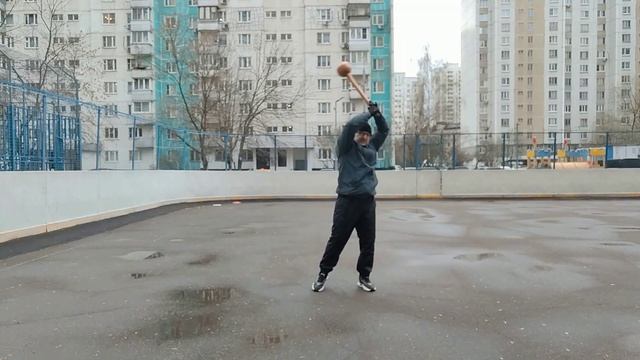 Упражнения с двуручной булавой весом 2.1 кг на спортплощадке (5)