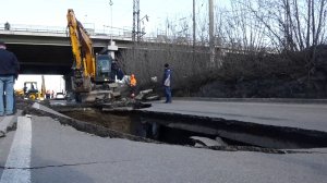 ПРОВАЛ НА ДОРОГЕ НА СЕМАФОРНОЙ ПРОИЗОШЕЛ ИЗ-ЗА АВАРИИ НА ТРУБЕ КАНАЛИЗАЦИИ