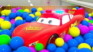 Затерянные машинки в разноцветных шарах, изучайте цвета с помощью транспортных средств в городе