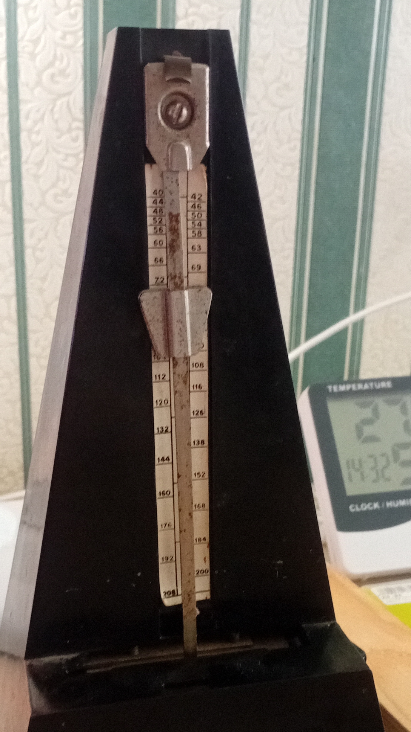 советский механический метроном выпуска конца 1970-х начало 1980-х годов 20 века  ретро-обзор.