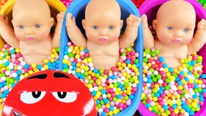 Мультики залипалки для малышей и детей. Смешиваем игрушки в ванночках. Смотреть онлайн для детей.