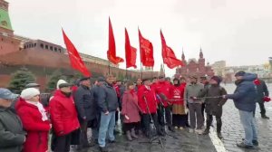 Москва: возложение цветов к могилам космонавтов у Кремля | Прямой эфир