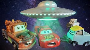 Молния Маквин и НЛО! Мультик: летающая тарелка засасывает машинки Тачки. Disney Cars McQueen