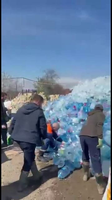 Студенты-волонтёры выехали в Мамедкалу, чтобы помочь людям после сильного потопа