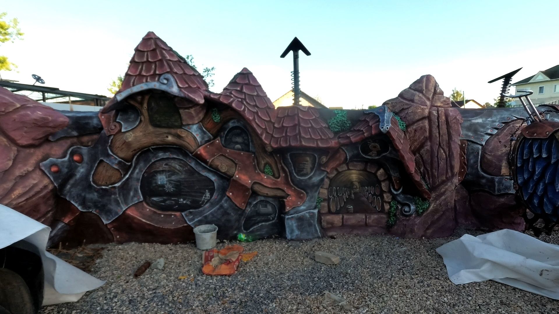 оформление забора декоративная  штукатурка.вход  в  курятник.