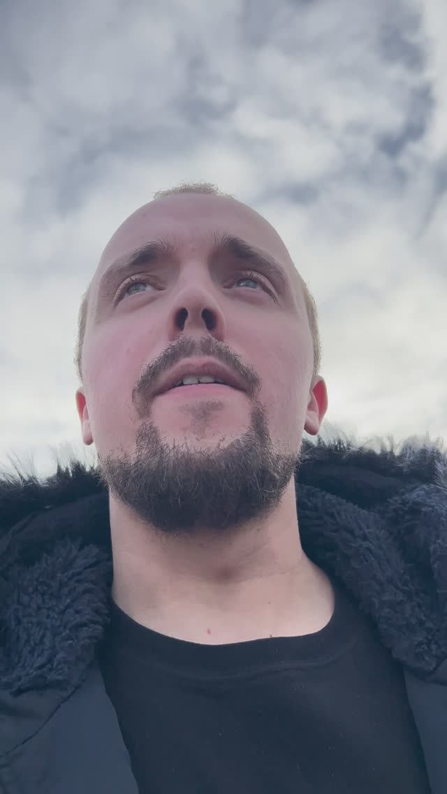 Девчонки, запомните: если он льёт дизель, он либо олигарх, либо уже смирился с судьбой😂🐳