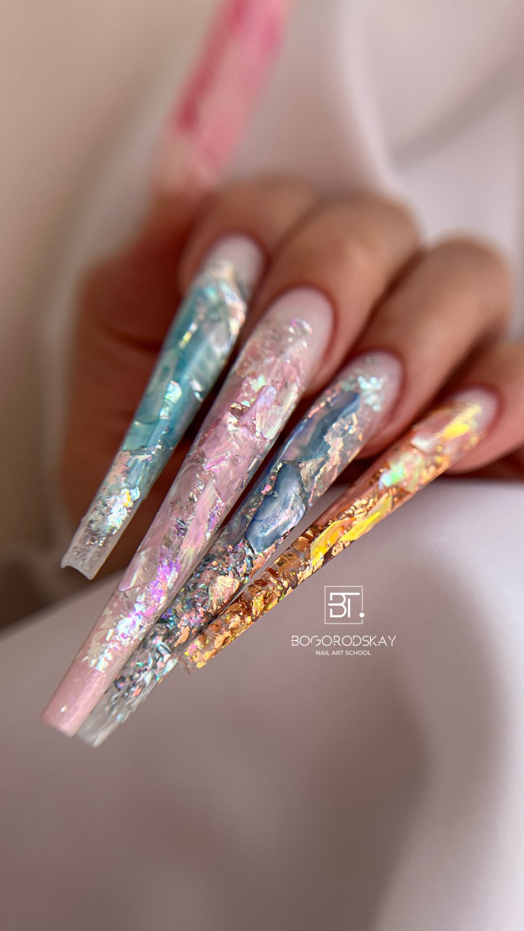 МК Наращивание на верхние формы экстра длинных ногтей. Маникюр с ракушечниками и сверкающими гелями.