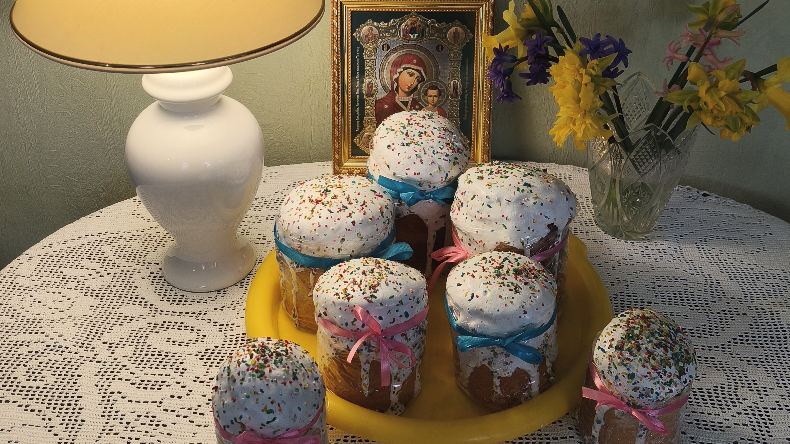 10-04-2026Готовлюсь к Пасхе, пеку куличи, крашу яйца.