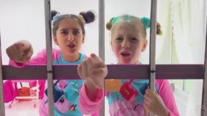 Настя и Эвелин спасают учителя [get.gt]