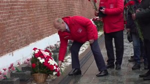 Лидер КПРФ возложил цветы у Кремлевской стены в преддверии Дня космонавтики.