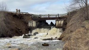 Сразу в нескольких российских регионах продолжает наступать большая вода.