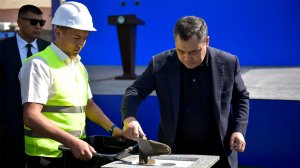 Жапаров принял участие в закладки капсул на строительстве новых школ в Оше