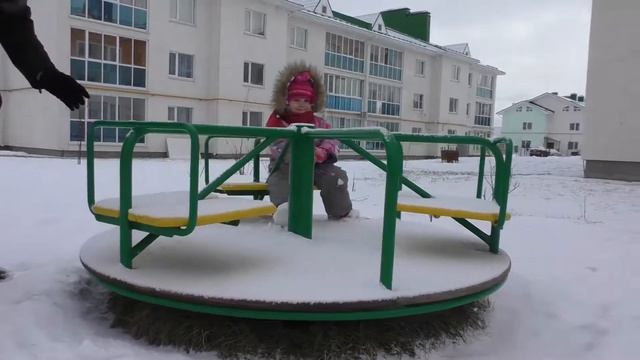 2016 02 09 Катаемся на горке, на качелях и на карусели