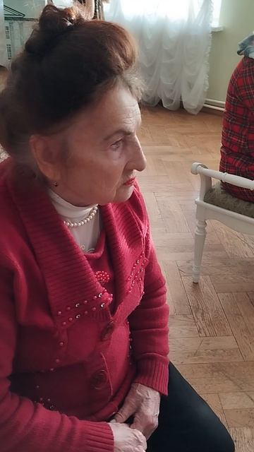 Если мама в чём-то не права,
Кажется, не то она сказала,
Вы молитесь, что она жива,
И что вас такими