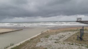 Чёрное море, Голубая бухта, детский лагерь Орлёнок. Штормит. Сильный ветер,  похоже это смерч.