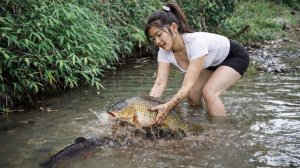 Ловлю рыбу голыми руками. Расслабляющее ASMR видео о сельской жизни.