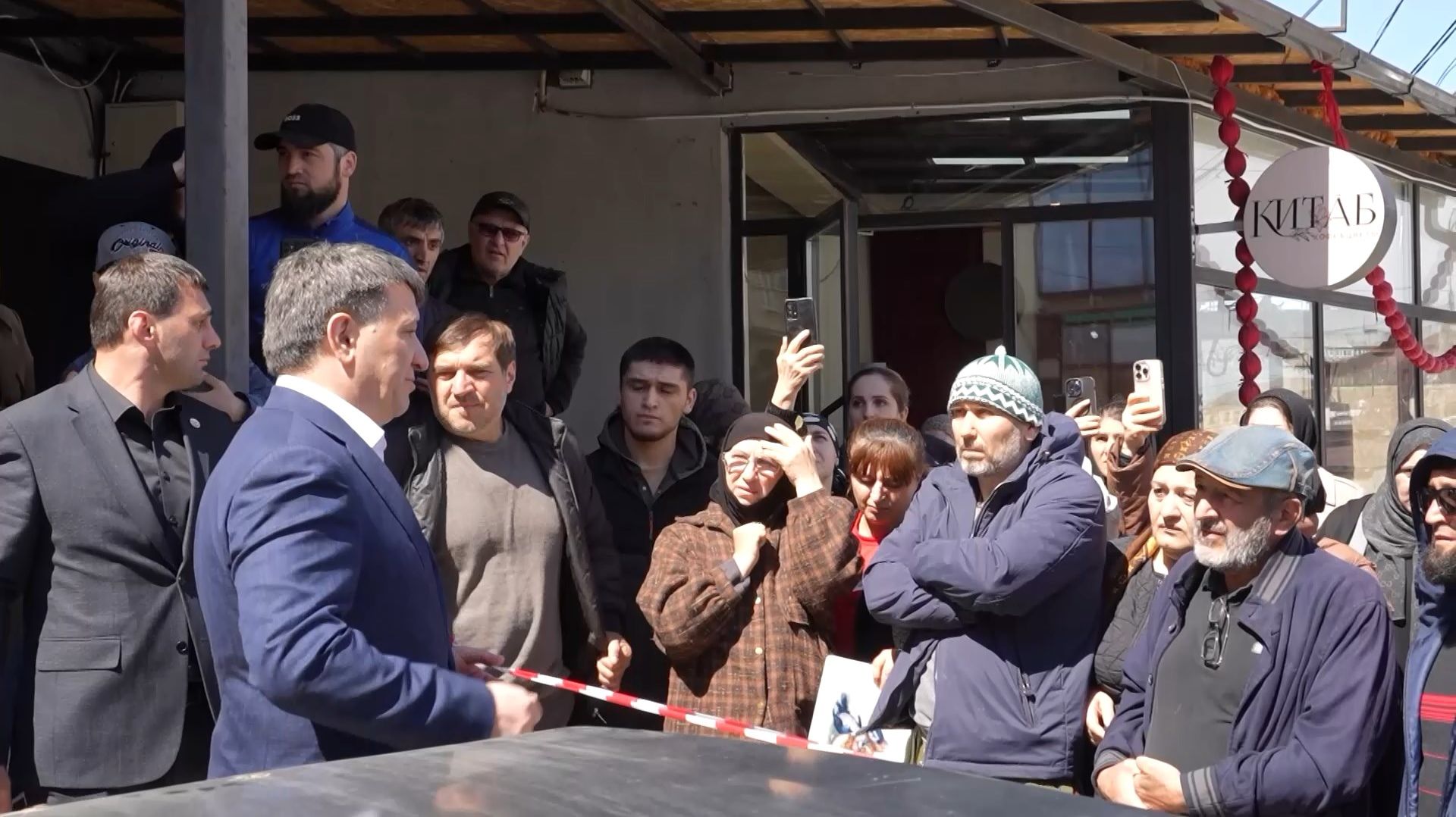 Мэр Махачкалы осмотрел аварийные дома на ул. Айвазовского в Махачкале