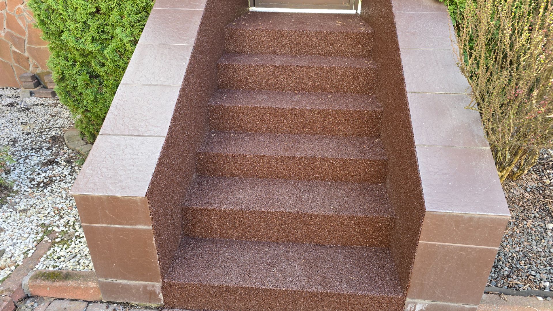 Бесшовное резиново покрытие на крыльце