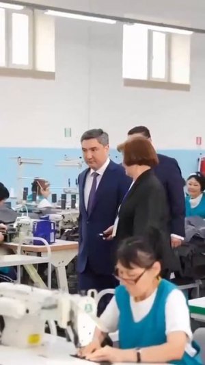 Премьер-Министр Олжас Абаевич Бектенов посетил швейную фабрику ТОО «Техноавиа-Казахстан»в в Семее.