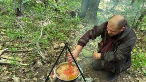 Ушел в лес готовить солдатскую кашу в казане, вдоволь накормил комаров