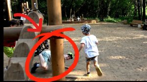 Видео для детей. Макс УПАЛ! Мы дали БЕЛКЕ БАНАН. Детская площадка в лесу