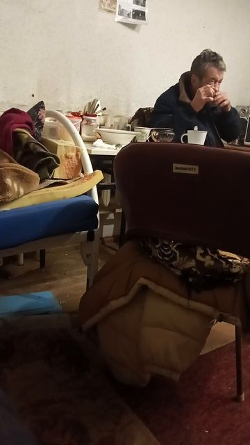 Алко терминаторр Толян пьёт водку из рюмки