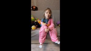 Теошка повторяет за Алисой прочтение "Хохотальной путанницы"