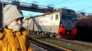 Железная дорога и железнодорожный транспорт. Макс смотрит поезда