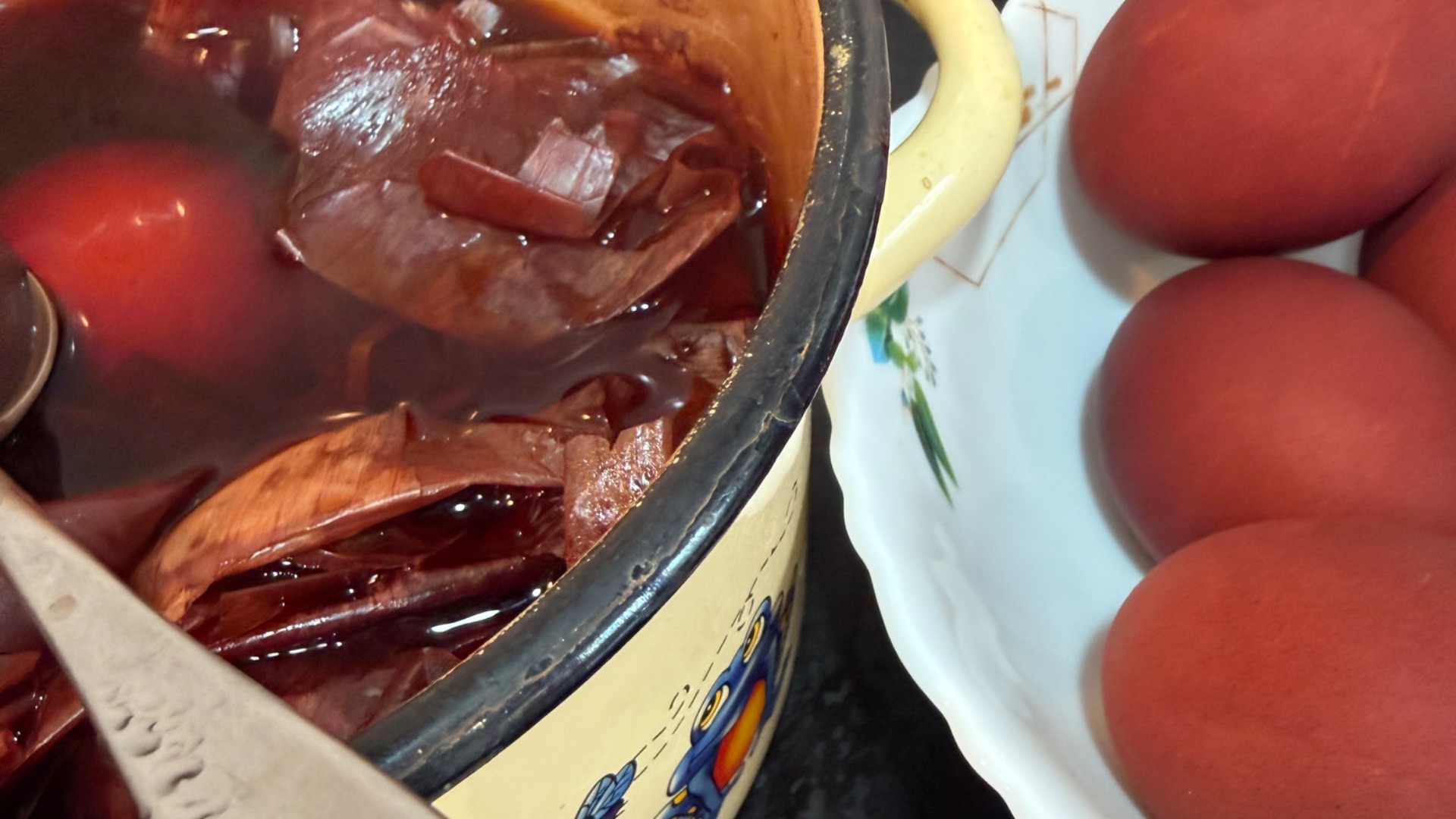 Не выбрасывайте отвар луковой шелухи после покраски яиц